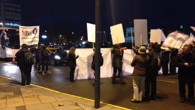 Trabajadores del Banco BCI cortaron tránsito en la Alameda