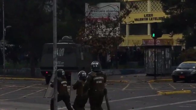 Encapuchados se enfrentaron a Carabineros en liceo de Recoleta