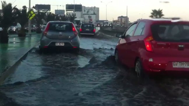 Rotura de matriz en Antofagasta provocó problemas en tránsito y corte de agua