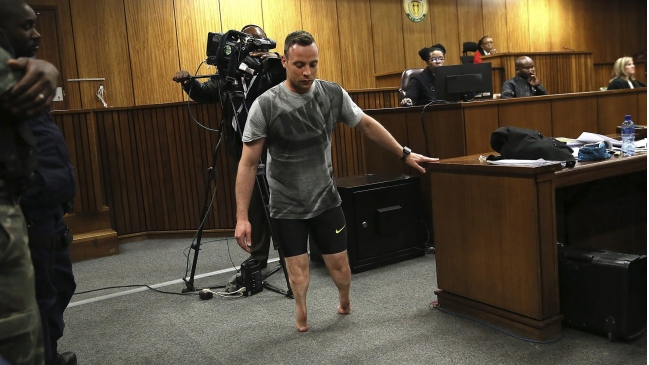 Pistorius avanzó sobre sus muñones ante la jueza para mostrar su vulnerabilidad
