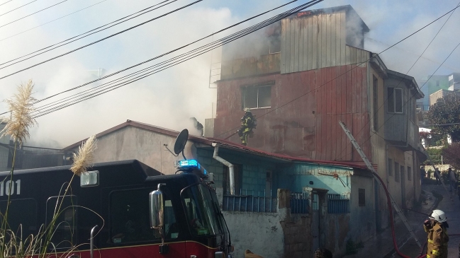 Incendio afecta al menos dos viviendas del cerro Monjas de Valparaíso