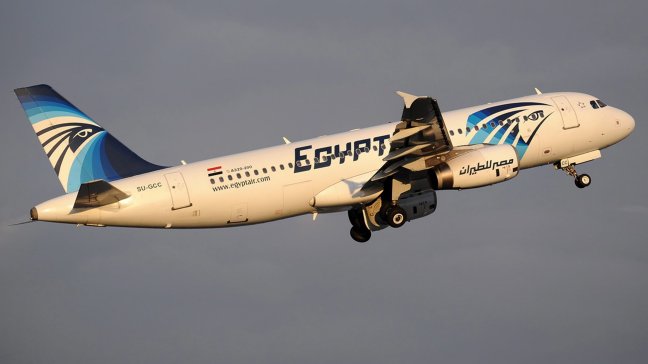 Encontraron restos del avión Egyptair que se estrelló en el Mediterráneo