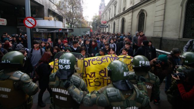 Estudiantes marcharon pese a no tener autorización de autoridades