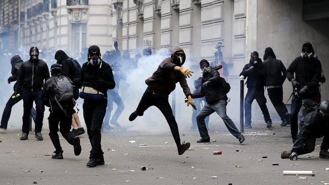 Hollande amenaza con prohibir las protestas tras graves disturbios