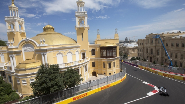 Lewis Hamilton lideró los primeros entrenamientos libres en Bakú