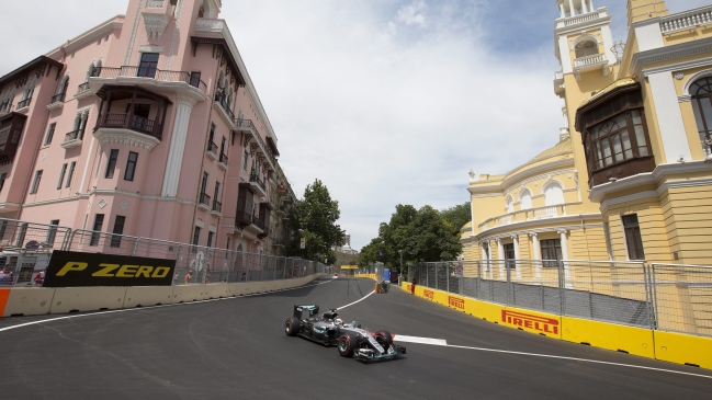 Lewis Hamilton mantuvo su dominio en segundos entrenamientos en Bakú