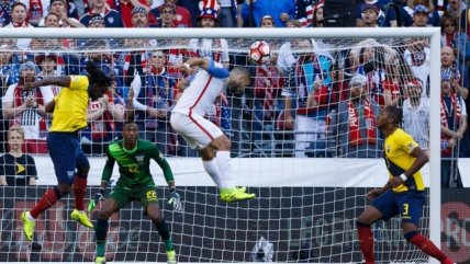 Clint Dempsey anotó el primero para Estados Unidos ante Ecuador