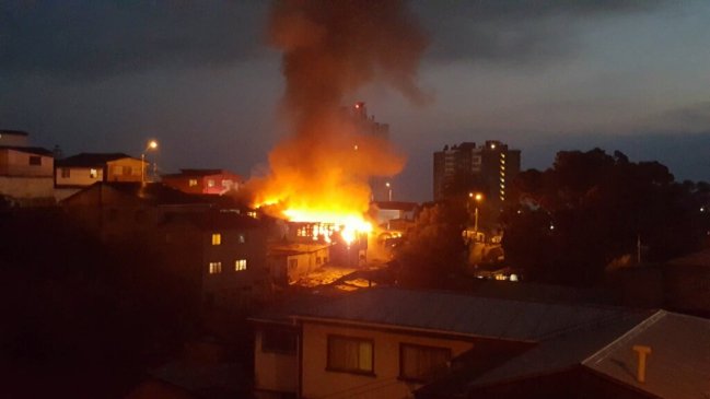 Tragedia en Playa Ancha tras incendio que destruyó ocho viviendas
