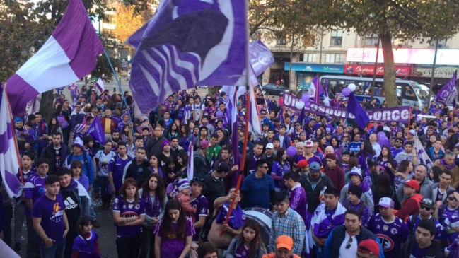 Hinchas de Deportes Concepción se manifestaron pacíficamente en rechazo a la desafiliación