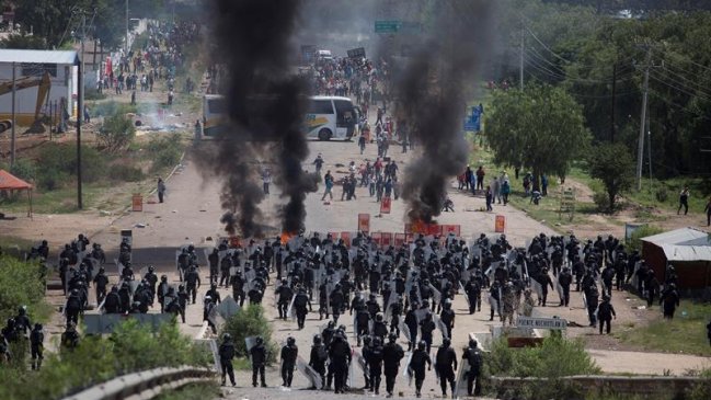 México: Al menos 3 muertos en enfrentamientos entre policías y profesores