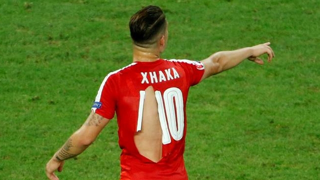 Figura de Suiza y camisetas rotas: 