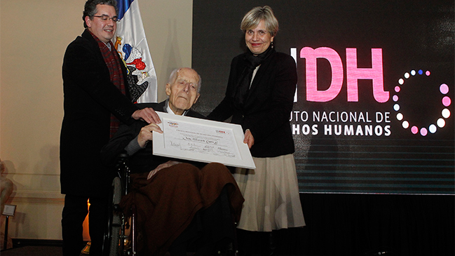 Sacerdote José Aldunate recibió el Premio Nacional de Derechos Humanos