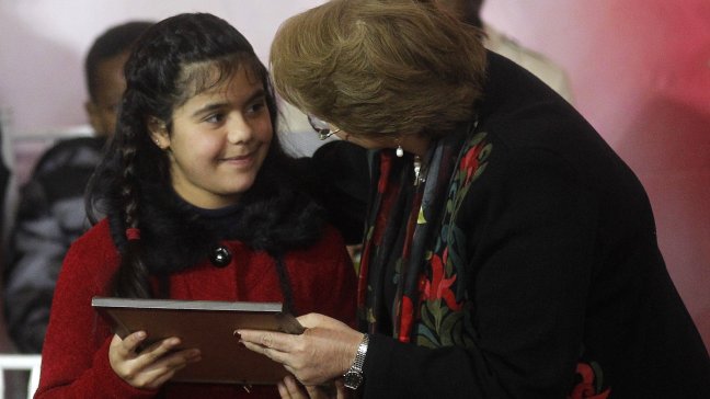 Presidenta entregó carta de nacionalización a 45 hijos de refugiados palestinos