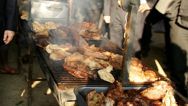 Gobierno insiste: Asados por el partido de Chile causaron peak de contaminación