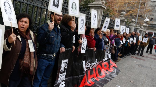 Familiares de DD.DD. se encadenaron en sede del Congreso en Santiago