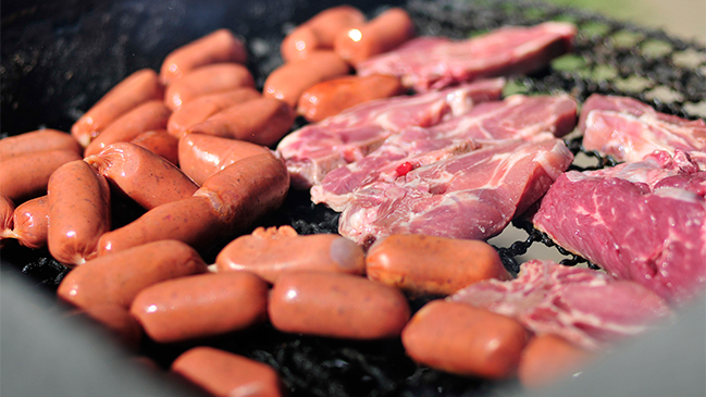 Experto: Cada kilo de carne en una parrilla genera 10 gramos de material particulado fino