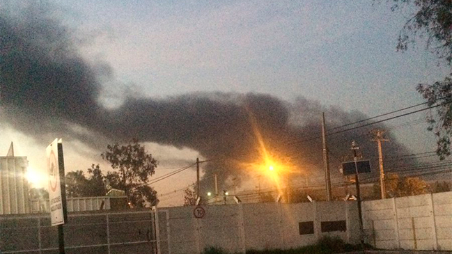 Incendio en San Bernardo provoca densa nube de humo en zona sur de Santiago