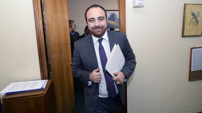 Chahín emplazó a parlamentarios del PC tras rechazo a sueldo mínimo