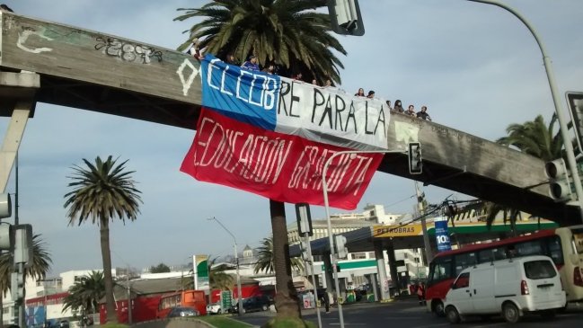 Estudiantes realizaron banderazo en Valparaíso previo a marcha del jueves