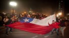 Cientos de hinchas celebraron en Plaza Italia el triunfo de Chile ante Colombia