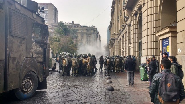 Estudiantes salen a marchar buscando 