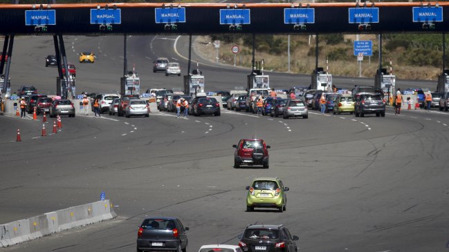 Fin de semana: Autos que vuelvan con restricción a Santiago deben guardar ticket de peaje