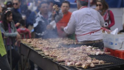 Minsal recomienda usar parrillas eléctricas durante el partido de Chile