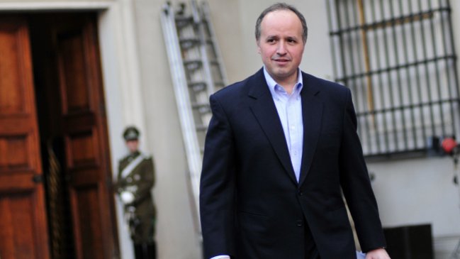 Fiscalía pidió a Codelco antecedentes de contratos con ex ministro Insunza