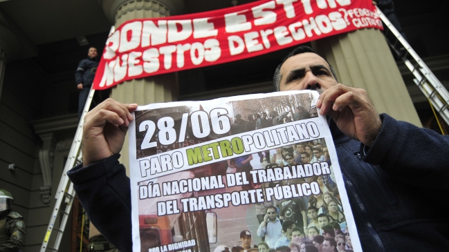 Conductores del Transantiago realizan paralización este martes