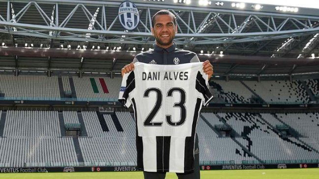 Dani Alves fue presentado como refuerzo de Juventus