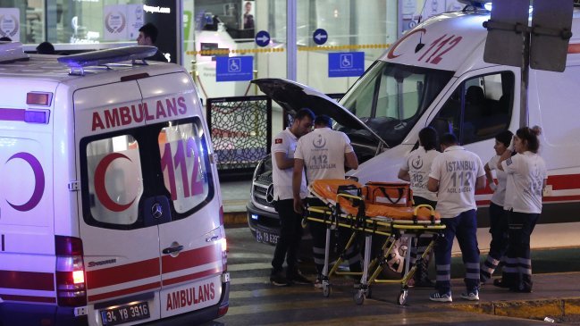 Atentado terrorista deja decenas de muertos en el aeropuerto de Estambul