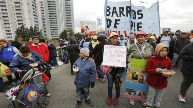 Trabajadores argentinos protestaron con mantas y velas por alza de tarifas en servicios básicos