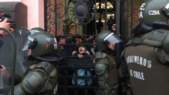 Secundarios se tomaron dependencias de la Municipalidad de Santiago