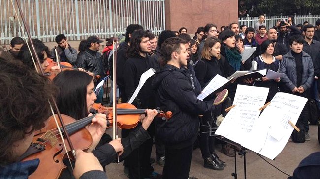 Estudiantes versionaron el Himno Nacional en protesta frente al Congreso