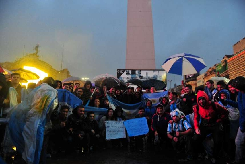 Argentinos hicieron un banderazo para pedir que Lionel Messi no deje la selección