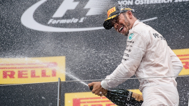 Lewis Hamilton se quedó con el Gran Premio de Austria y se acercó a Rosberg en la general