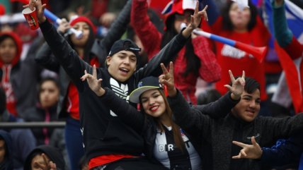 El público espera a la selección en el Estadio Nacional