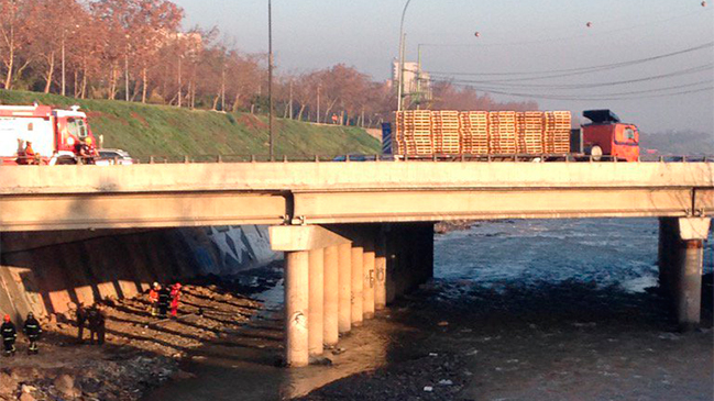 Bomberos rescata cuerpo desde el lecho del Río Mapocho