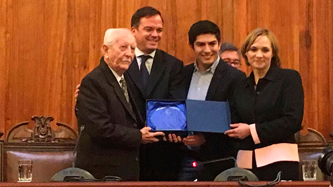Renán Fuentealba hizo un llamado a la unidad tras recibir premio Patricio Aylwin Azócar