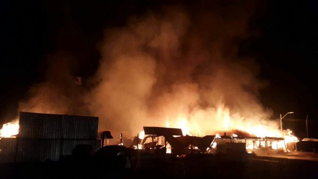 Bomberos trabaja en incendio en tradicional restaurant en cercanías de San Antonio