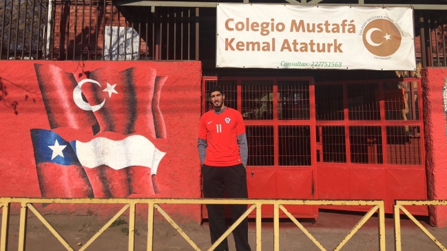 Estrella turca de la NBA realizó clínica en Lo Prado y se topó con marcha estudiantil