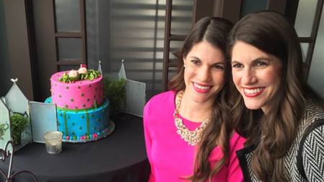 Gemelas estadounidenses dieron a luz el mismo día y a la misma hora