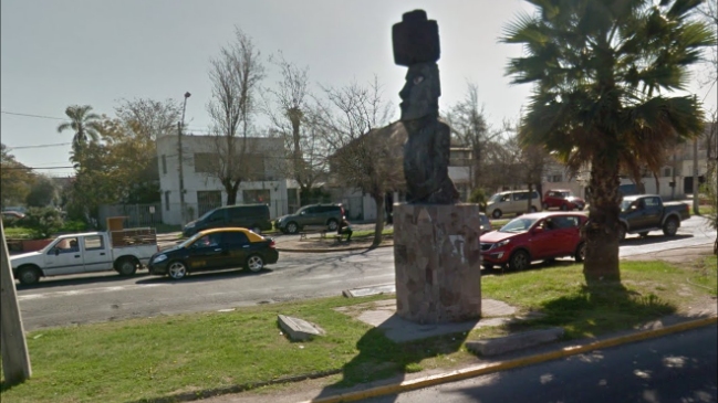 Ñuñoa: Polémica por retiro de moai que estaba frente al Estadio Nacional