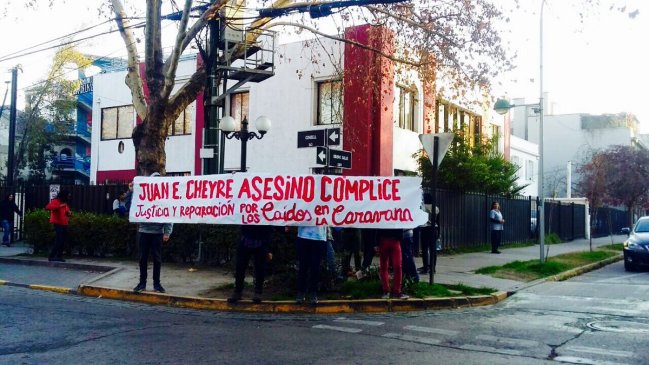 Estudiantes protestan frente a Brigada de Derechos Humanos de la PDI
