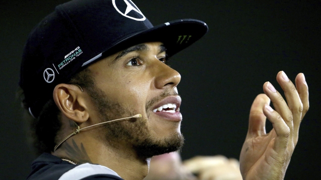 Lewis Hamilton: Seguimos compitiendo, no hay reglas de equipo