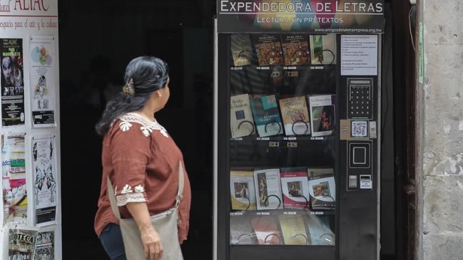 Máquina expendedora entrega libros en lugar de dulces o bebidas para promover la lectura