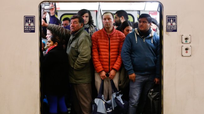 Metro revisará norma que prohíbe a pasajeros tomar fotos