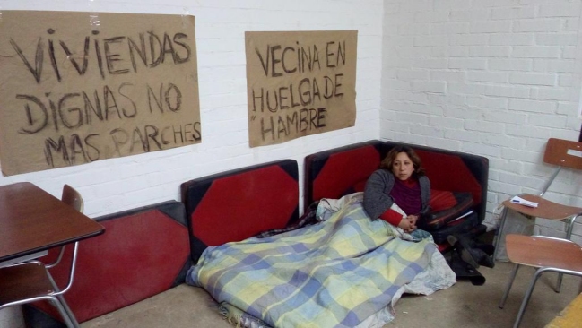 Mujer en huelga de hambre por malas condiciones de condominio para víctimas del 27-F