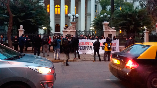 Estudiantes se encadenaron en sede del Congreso en Santiago