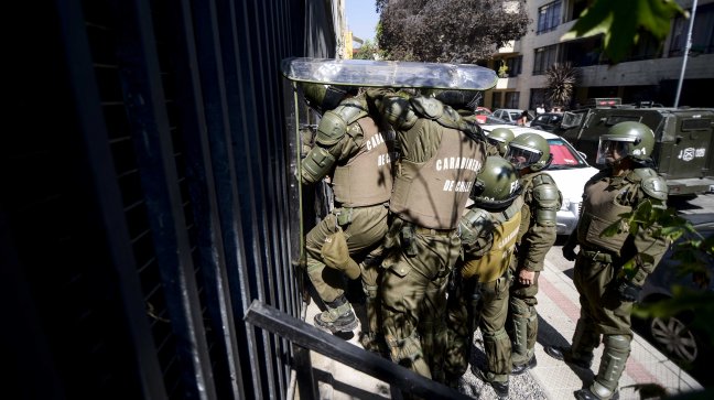 Carabineros ingresó a Universidad Academia de Humanismo Cristiano tras desórdenes